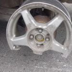 ¿Qué pasa si no bajo el freno de mano y avanzo?